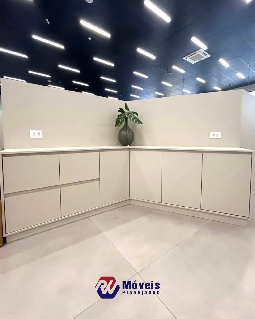 Móveis corporativos planejados na obra Escritório corporativo, projeto da RW Móveis Planejados, foto 1