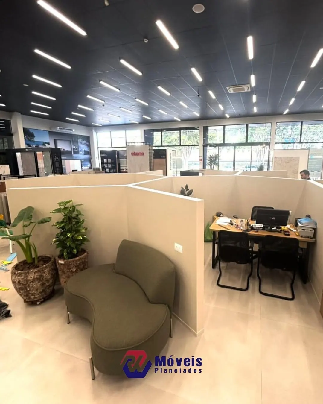 Móveis corporativos planejados na obra Loja Santa Helena Design, projeto da RW Móveis Planejados, foto 4