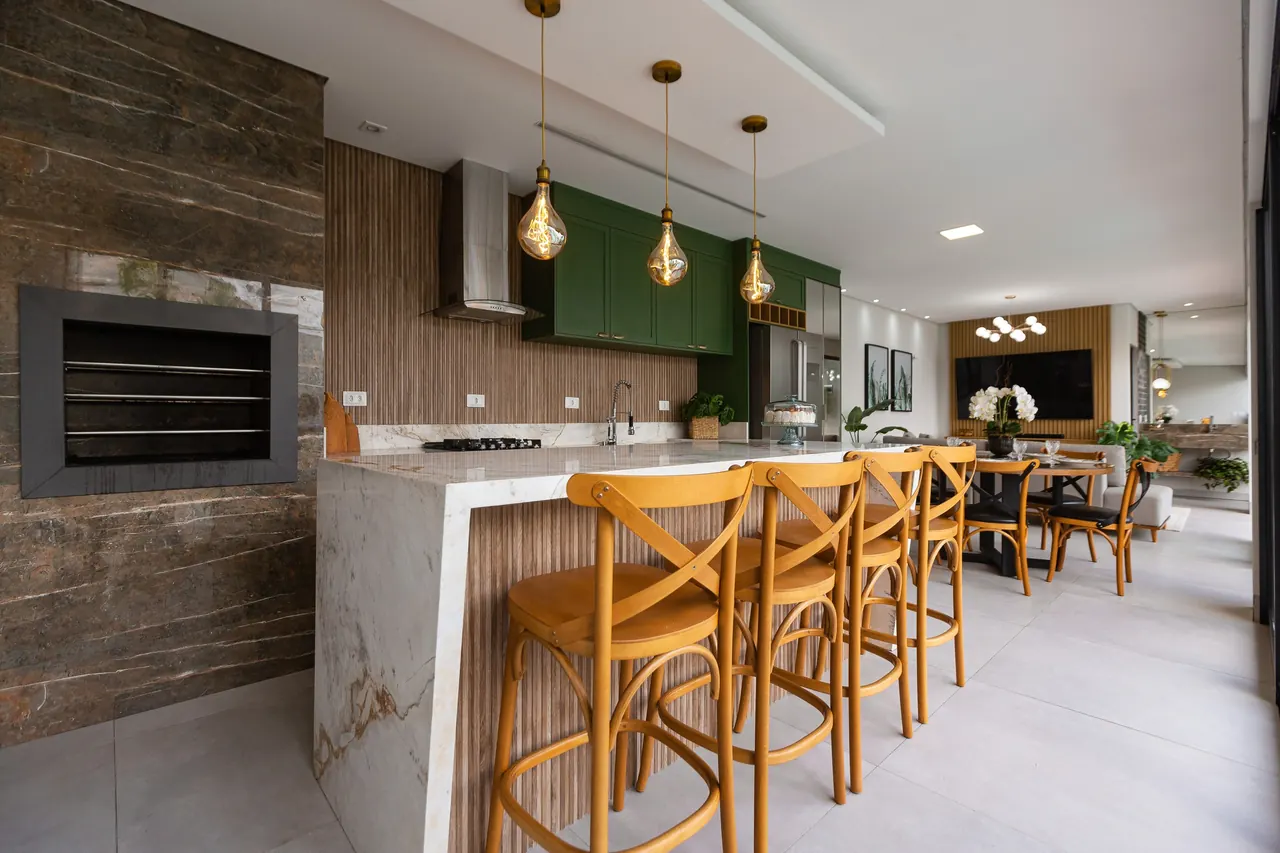 Cozinha planejada na obra Área Gourmet Provençal, projeto da RW Móveis Planejados, foto 1
