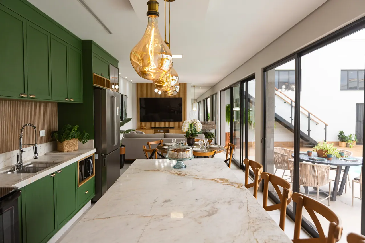 Cozinha planejada na obra Área Gourmet Provençal, projeto da RW Móveis Planejados, foto 2