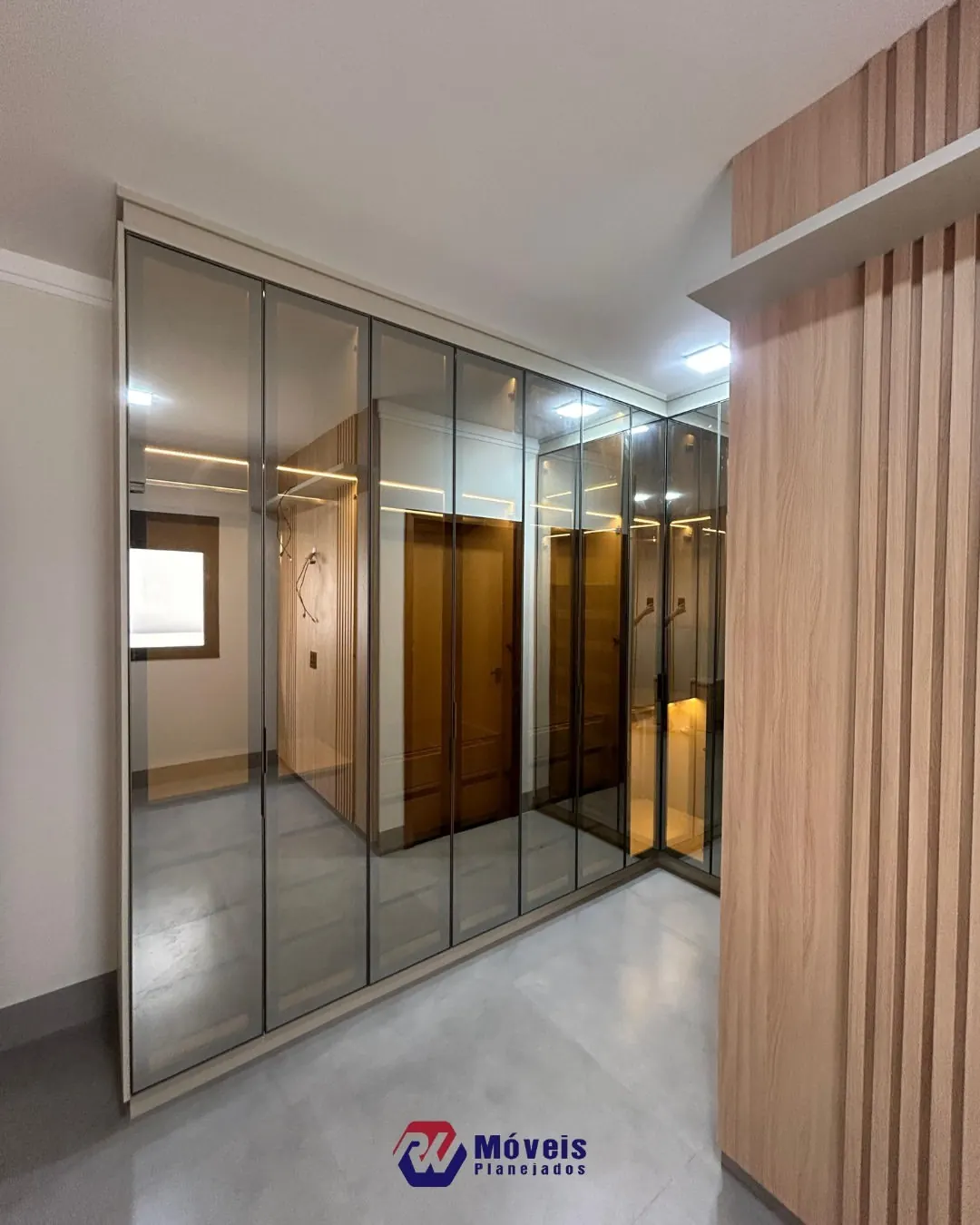 Dormitório e closet planejado na obra Residencial Valência I, projeto da RW Móveis Planejados, foto 2