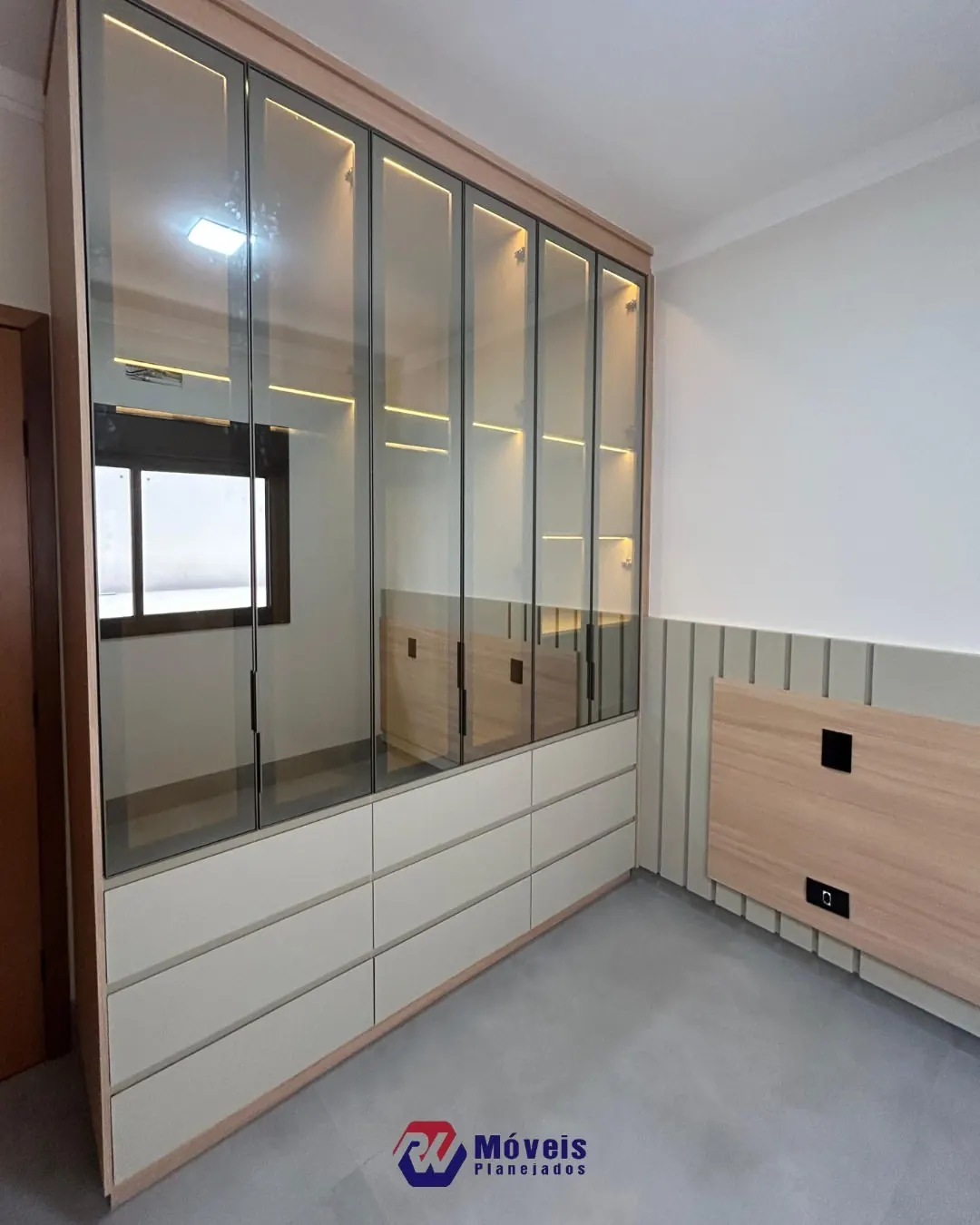 Dormitório e closet planejado na obra Residencial Valência I, projeto da RW Móveis Planejados, foto 5