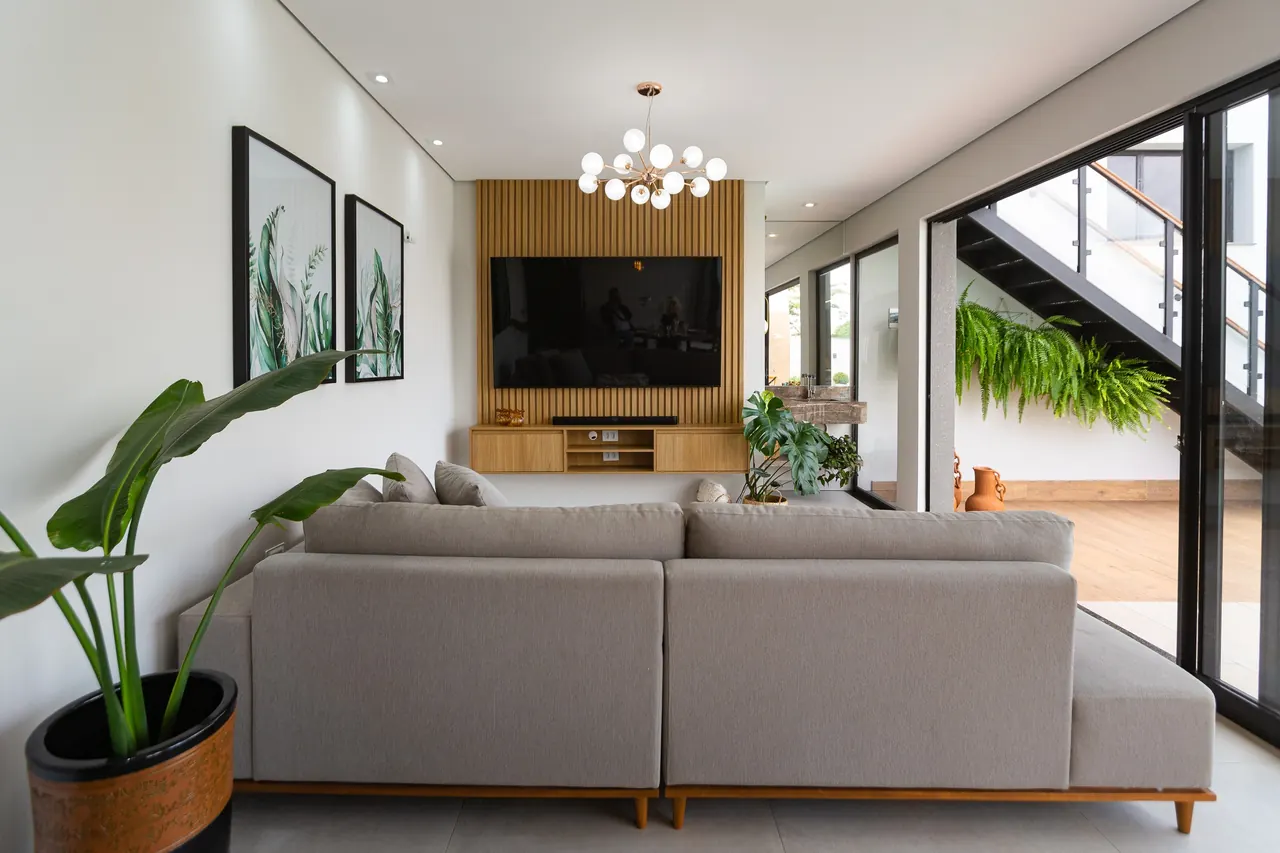 Painel de TV e sala planejada na obra Área Gourmet Provençal, projeto da RW Móveis Planejados, foto 1