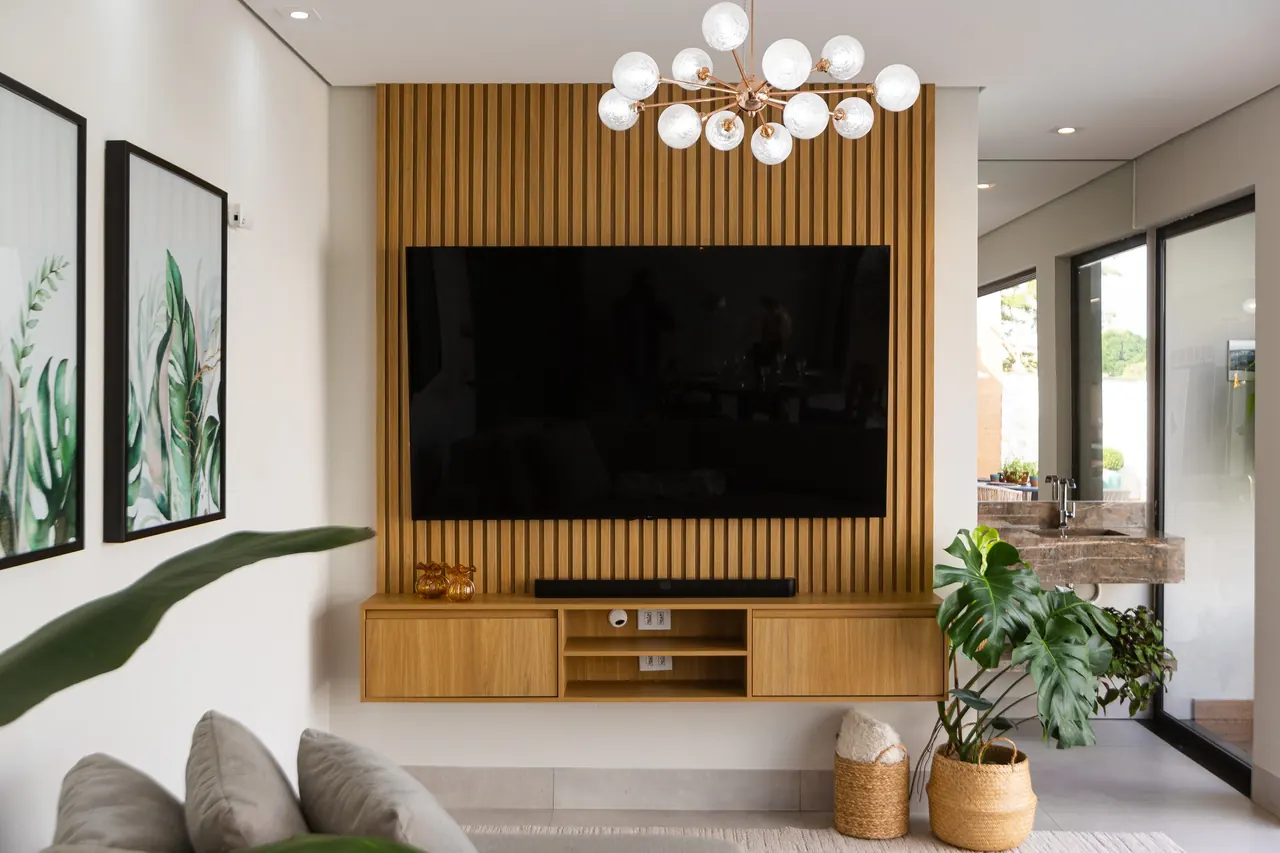 Painel de TV e sala planejada na obra Área Gourmet Provençal, projeto da RW Móveis Planejados, foto 2