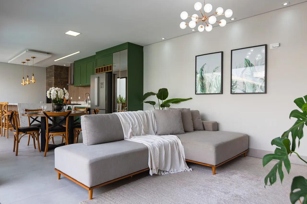 Painel de TV e sala planejada na obra Área Gourmet Provençal, projeto da RW Móveis Planejados, foto 3