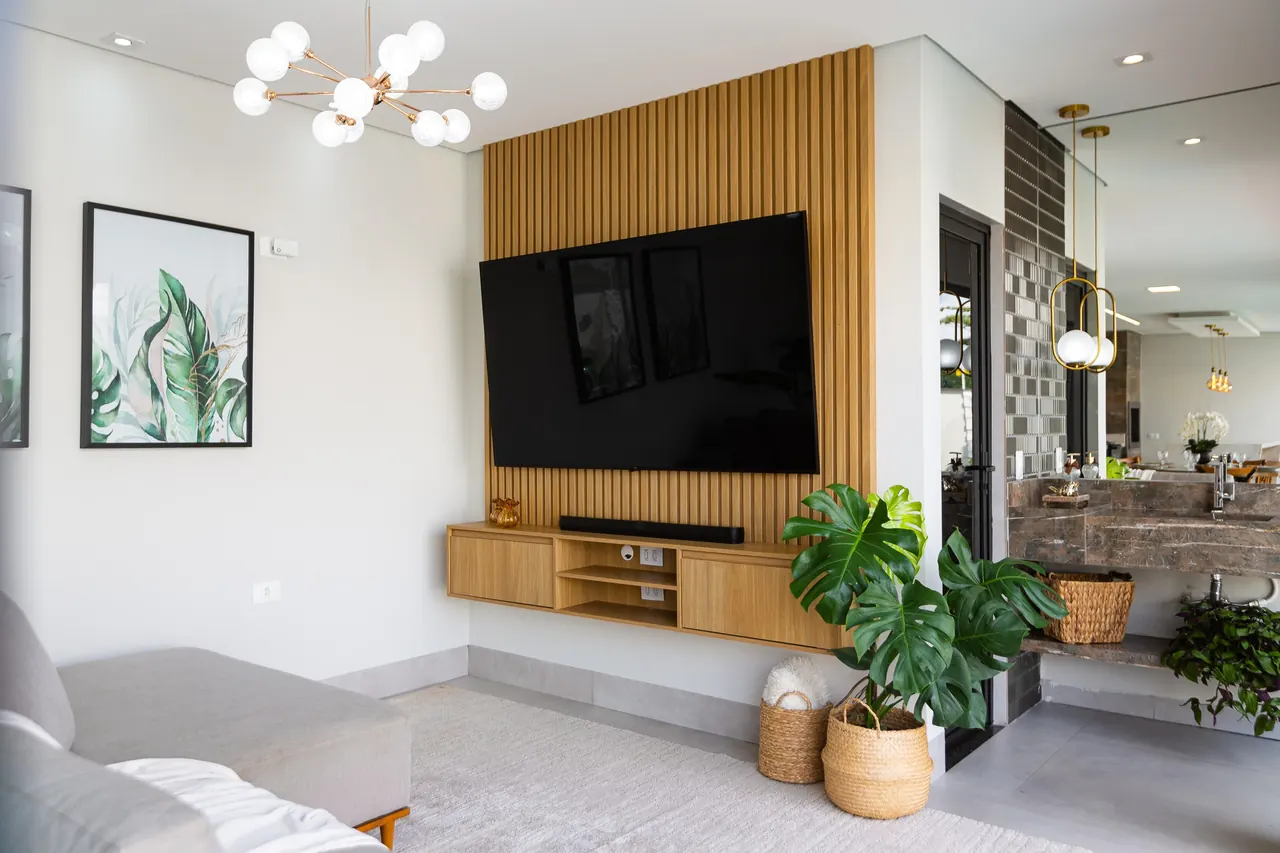 Painel de TV e sala planejada na obra Área Gourmet Provençal, projeto da RW Móveis Planejados, foto 4