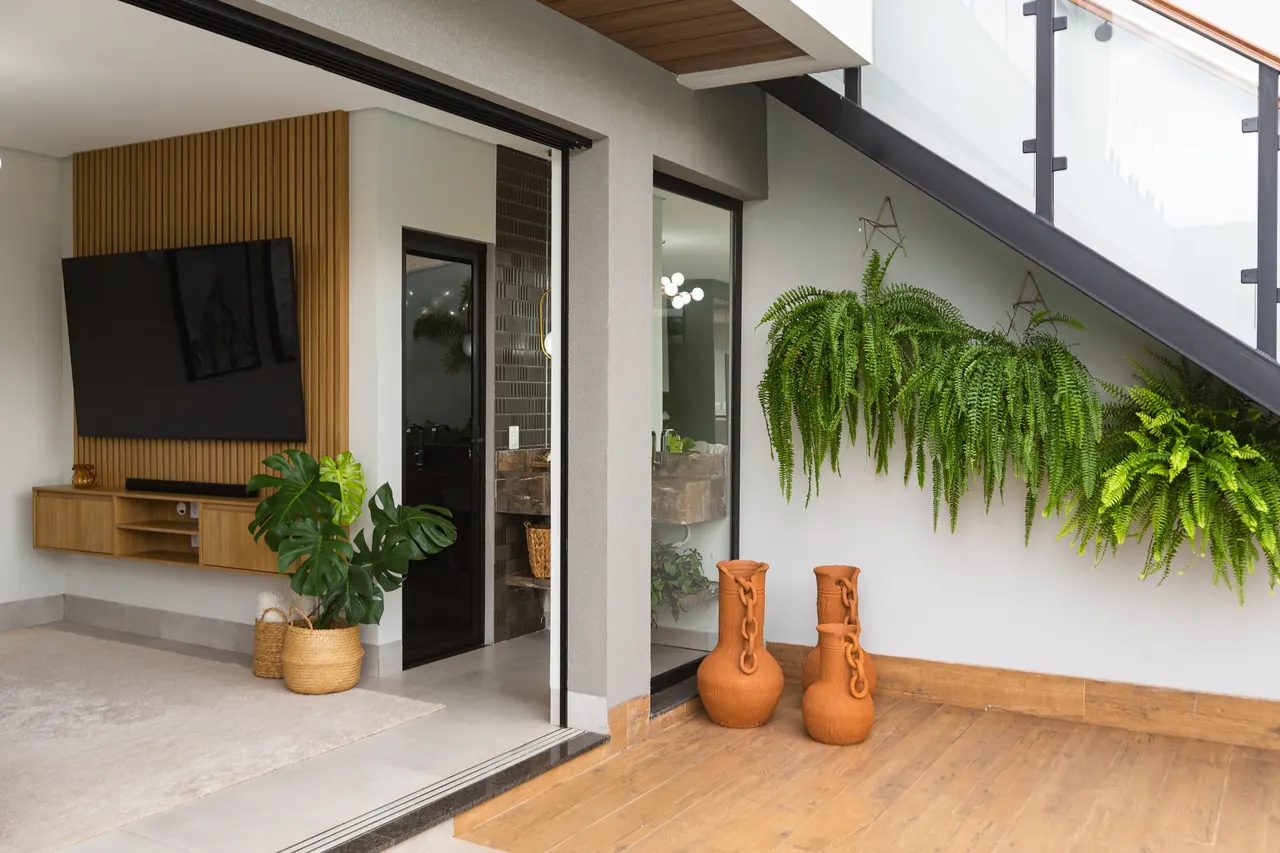 Painel de TV e sala planejada na obra Área Gourmet Provençal, projeto da RW Móveis Planejados, foto 5