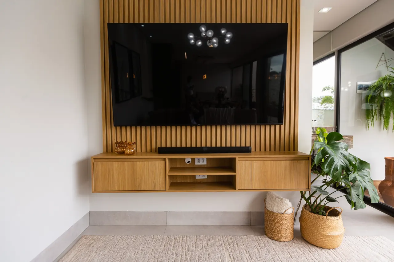 Painel de TV e sala planejada na obra Área Gourmet Provençal, projeto da RW Móveis Planejados, foto 6