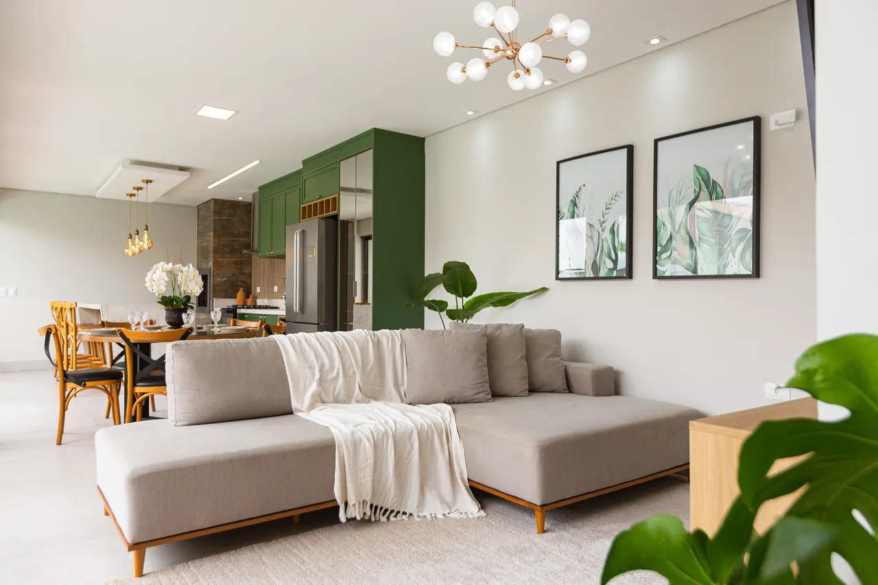 Painel de TV e sala planejada na obra Área Gourmet Provençal, projeto da RW Móveis Planejados, foto 7