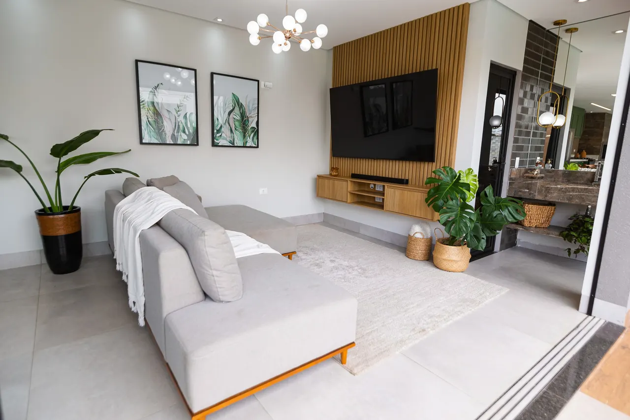 Painel de TV e sala planejada na obra Área Gourmet Provençal, projeto da RW Móveis Planejados, foto 8