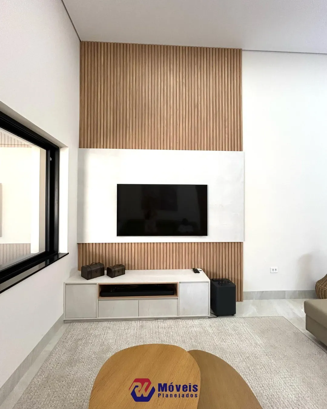 Painel de TV e sala planejada na obra Casa projeto completo, projeto da RW Móveis Planejados, foto 1