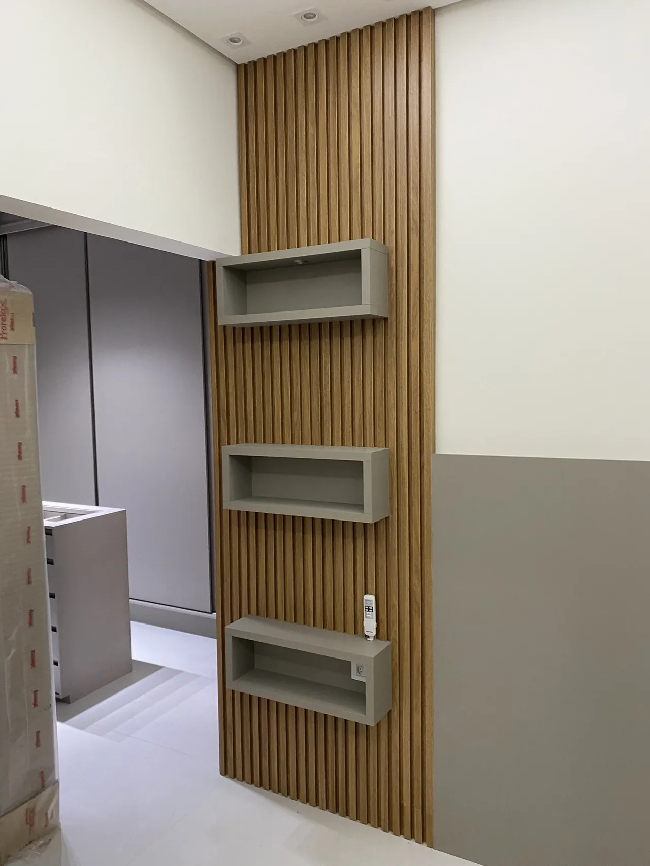 Painel de TV e sala planejada na obra Residência de 2022, projeto da RW Móveis Planejados, foto 1