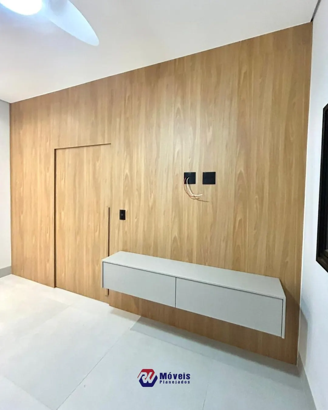 Painel de TV e sala planejada na obra Residencial Portinari, projeto da RW Móveis Planejados, foto 1