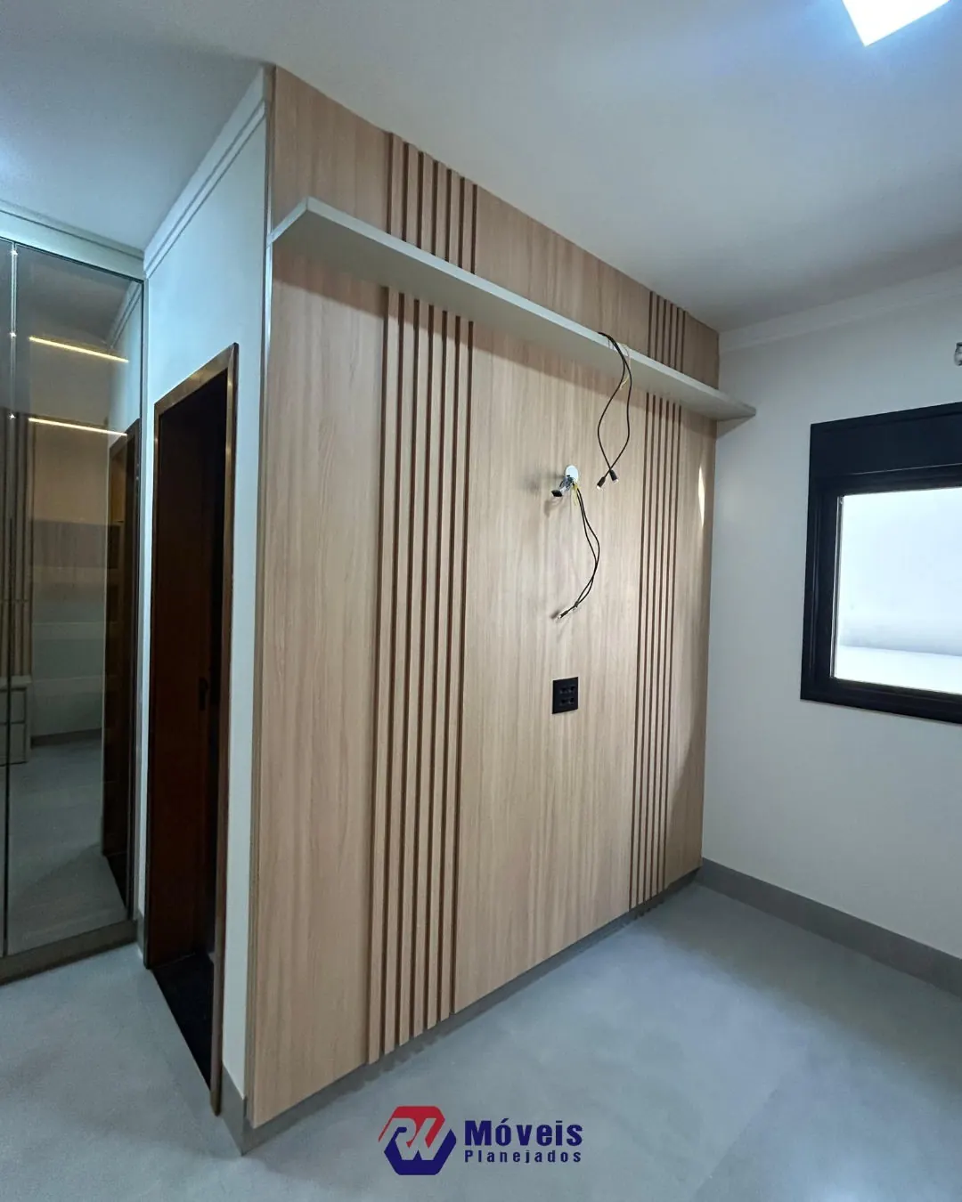 Painel de TV e sala planejada na obra Residencial Valência I, projeto da RW Móveis Planejados, foto 1