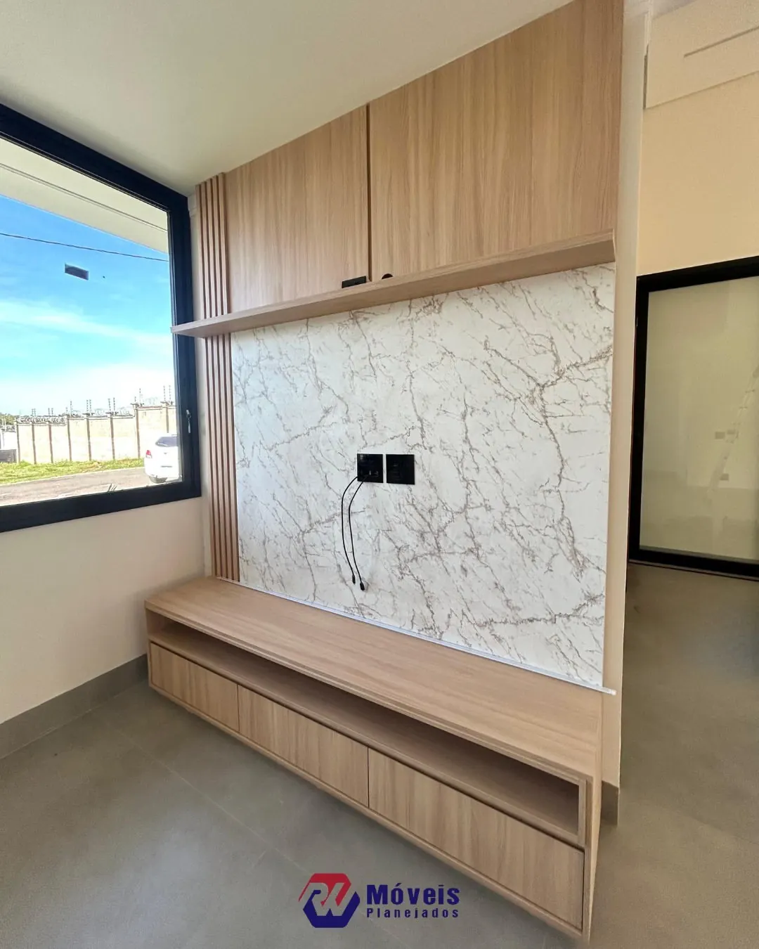Painel de TV e sala planejada na obra Residencial Valência I, projeto da RW Móveis Planejados, foto 2