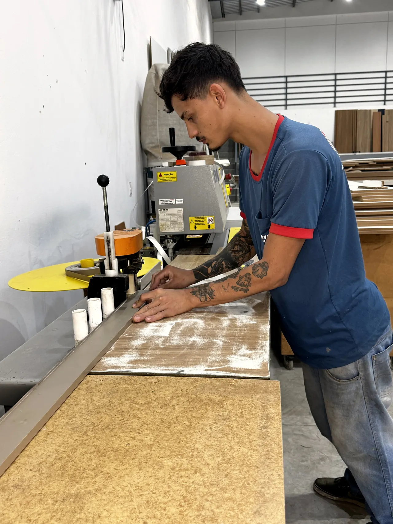 Marceneiro da RW fazendo o acabamento de bordas