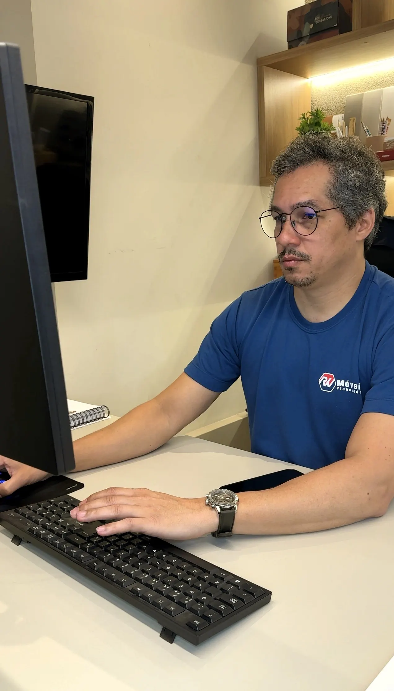 Projetista da RW desenvolvendo projeto de móveis planejados