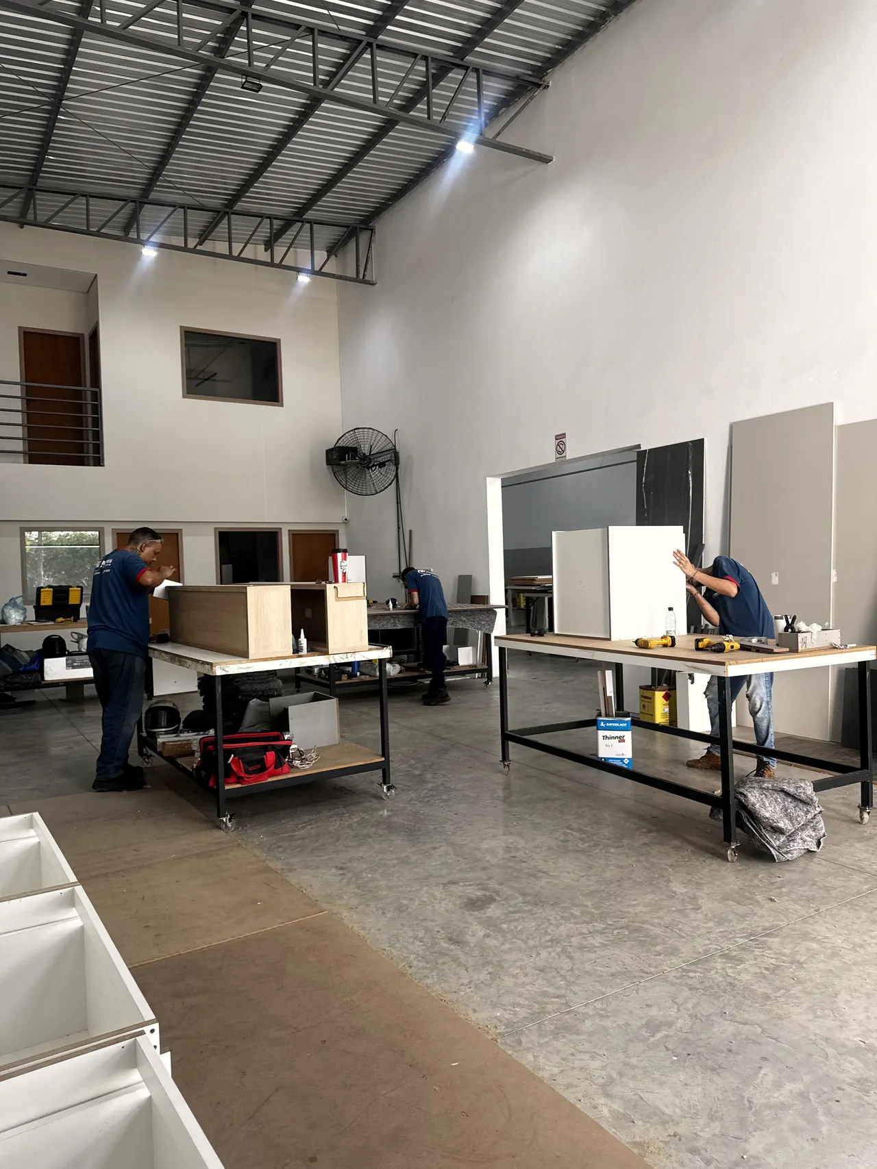 Equipe da RW na pré-montagem dos módulos
