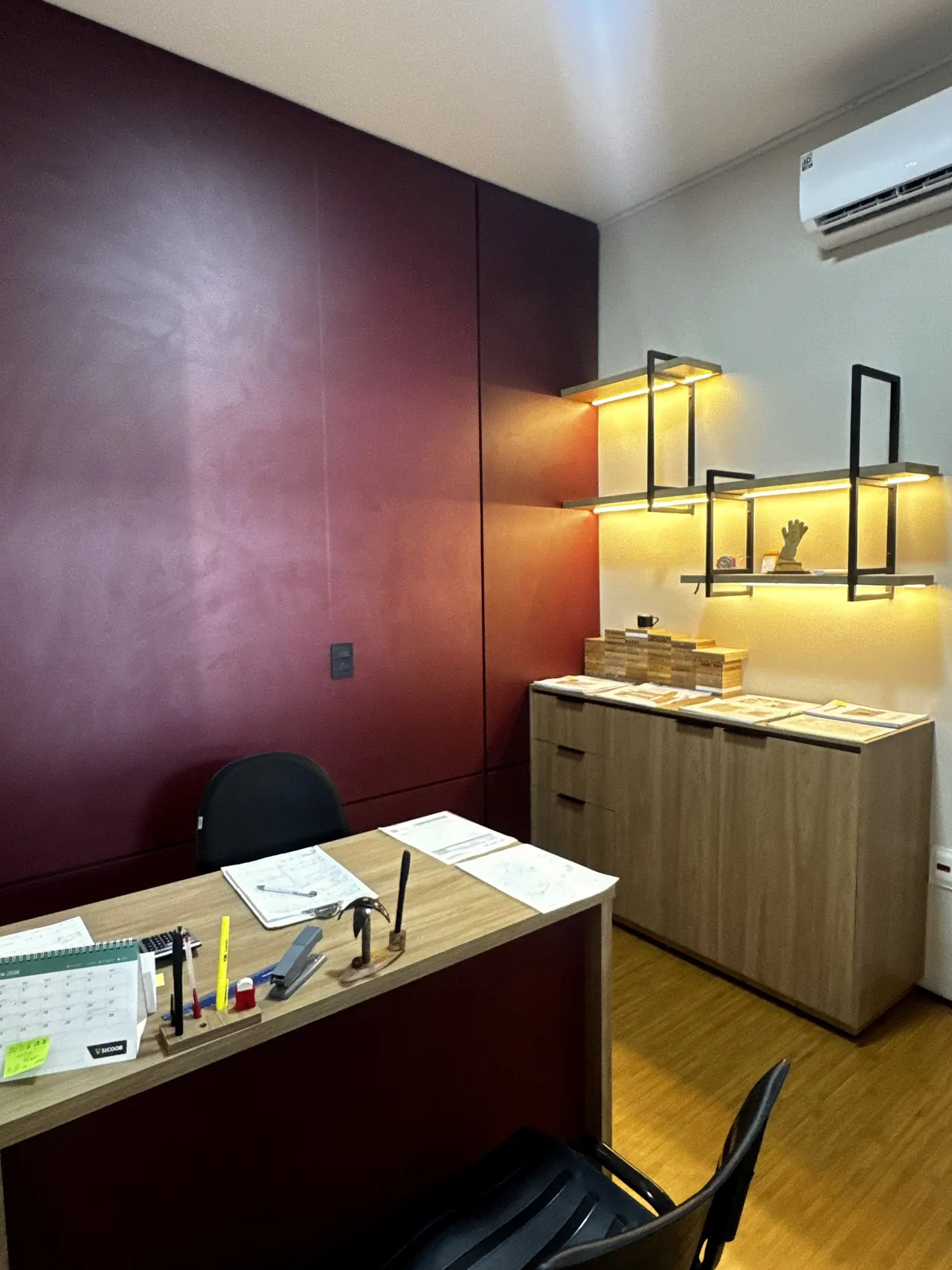 Sala de atendimento da RW com nichos iluminados